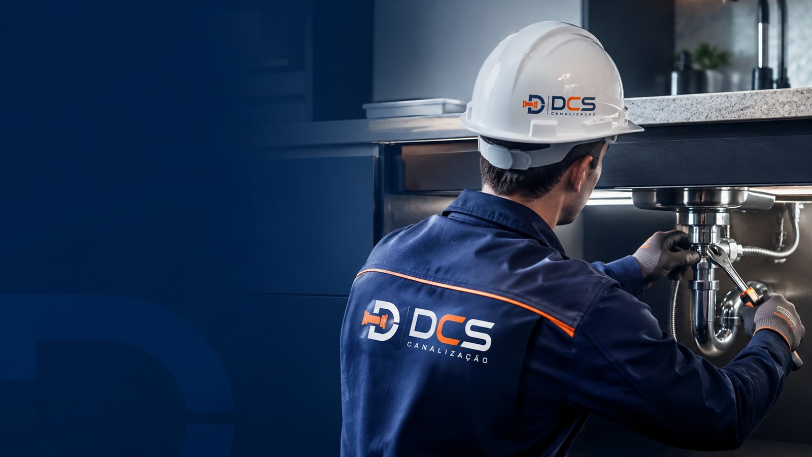 Técnico DCS Canalização executando serviço hidráulico